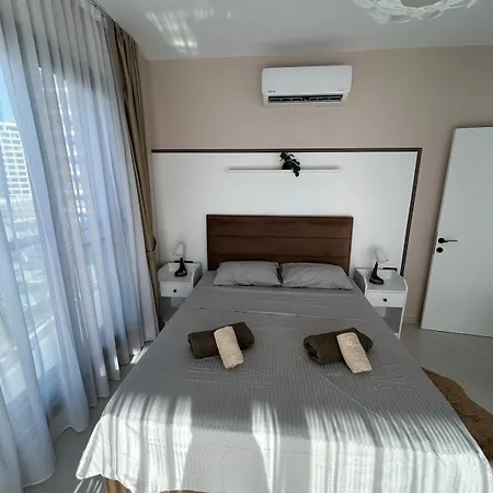 Pool And Sea View 1 Bed Spacious Apartman